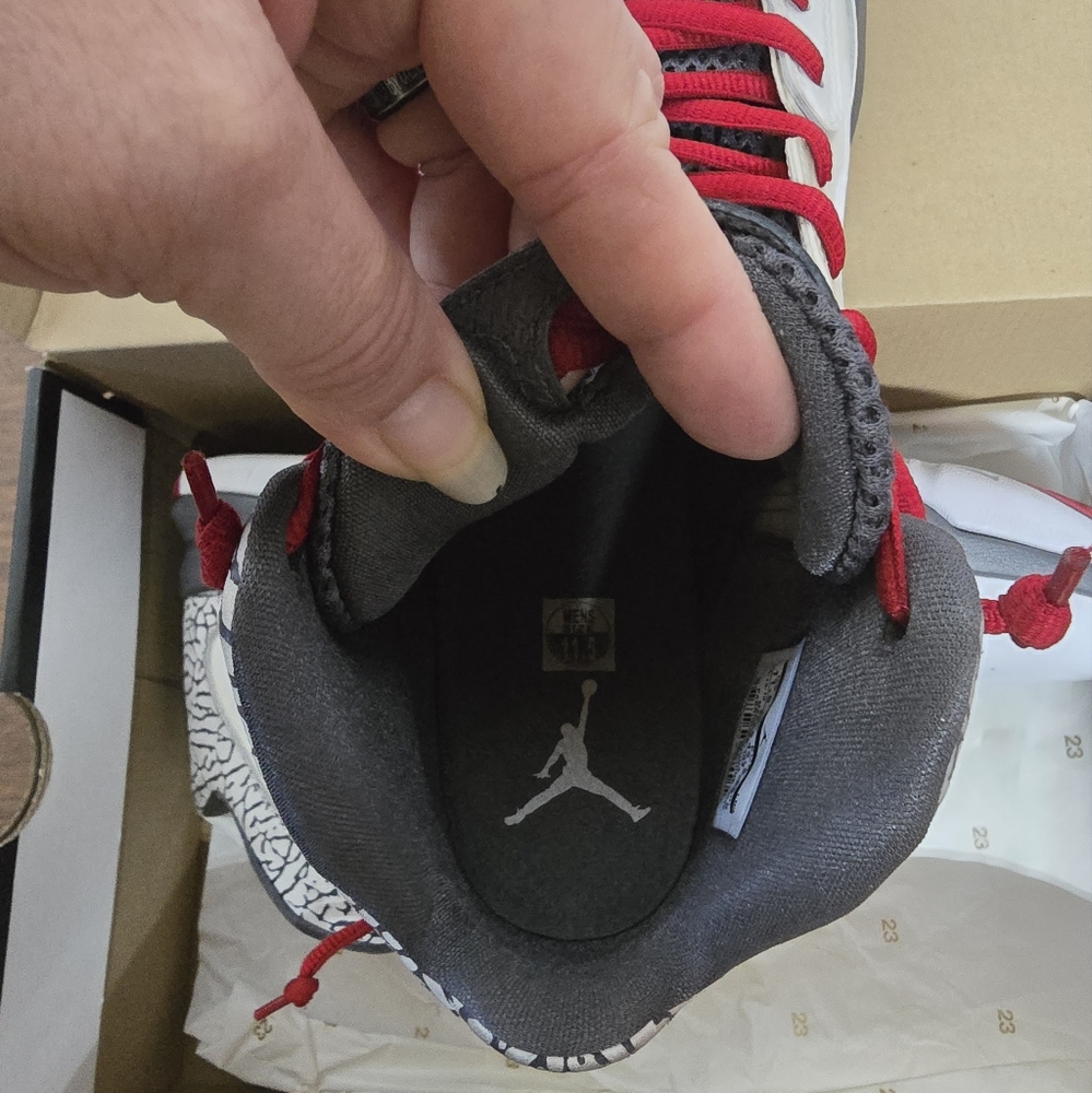 Jordan White and Red 2012 Athletic Shoes with Iconic Design - Picture 4 of 7